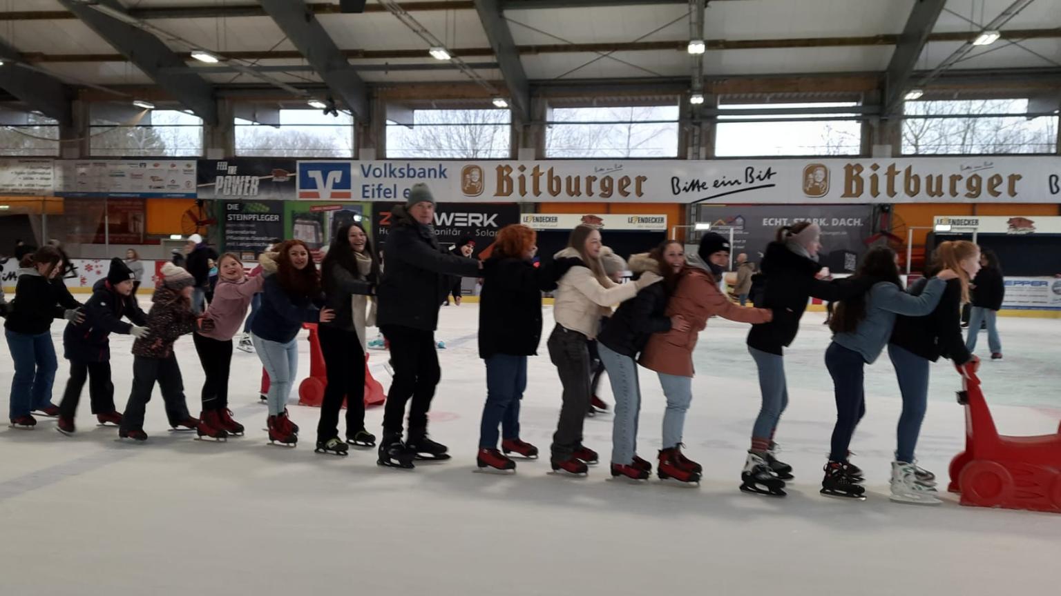 Der Kinder- und Jugendchor St. Briktius Kues auf der Eisbahn Bitburg