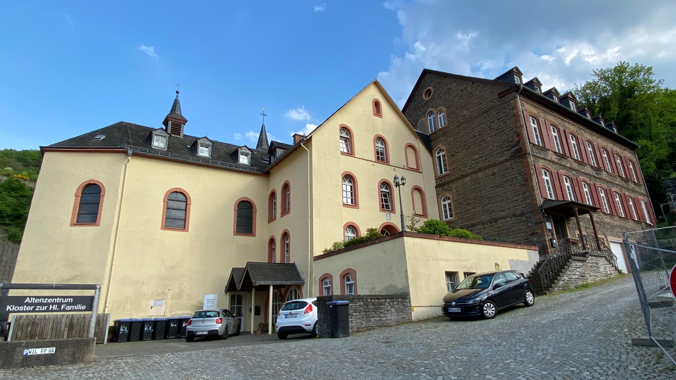 Unser Büro befindet sich im ehemaligen Pfarrhaus Bernkastel St. Michael (Bau auf der rechten Seite), das neben dem 'Klösterchen' inmitten der Bernkasteler Altstadt liegt.