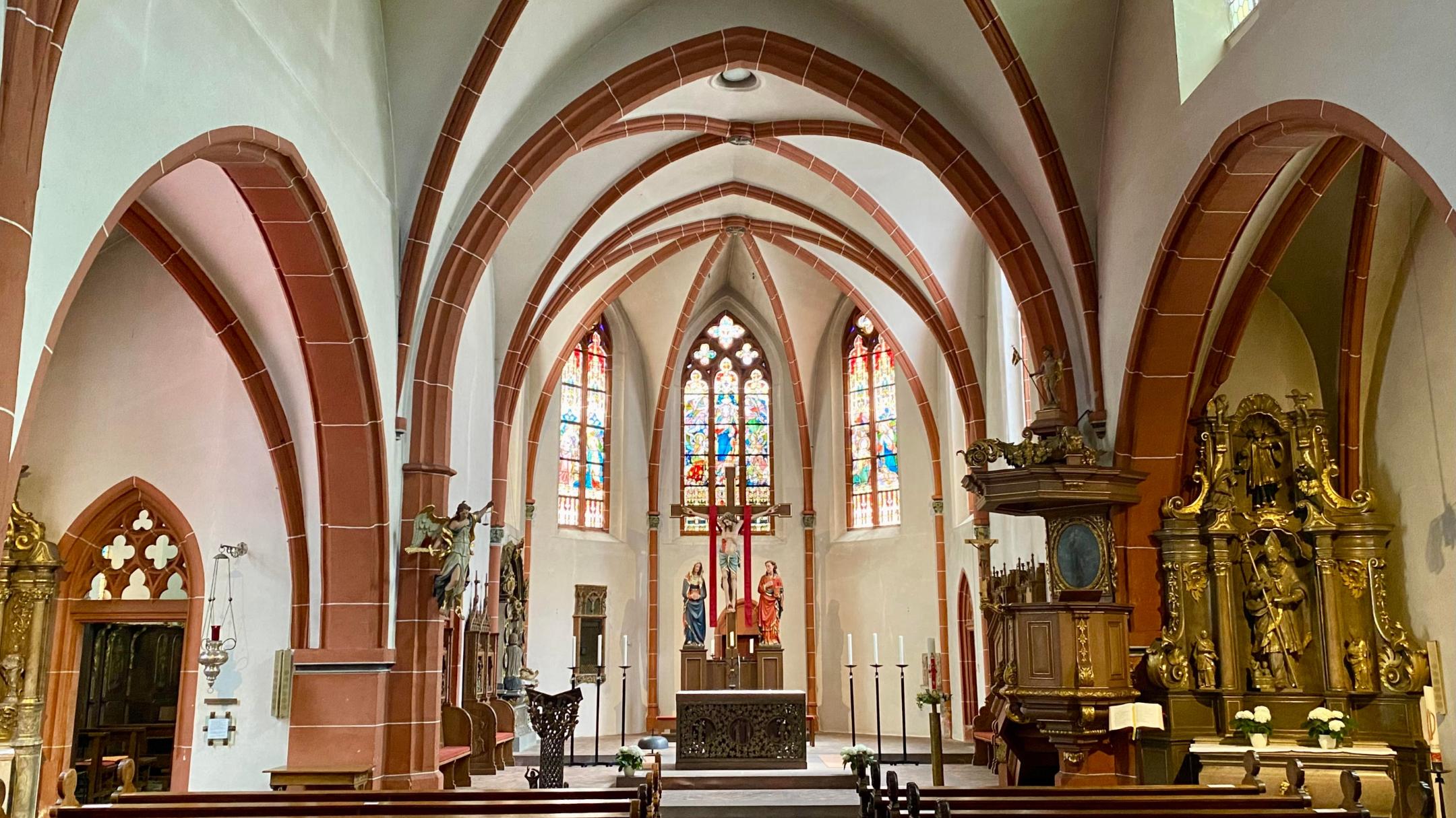 Bernkastel St. Michael 05 - Innenraum; das Kirchenschiff des 14. Jahrhunderts ist eine Pseudobasilika, deren Obergaden nur auf der südlichen Seite (rechts) durchfenstert ist