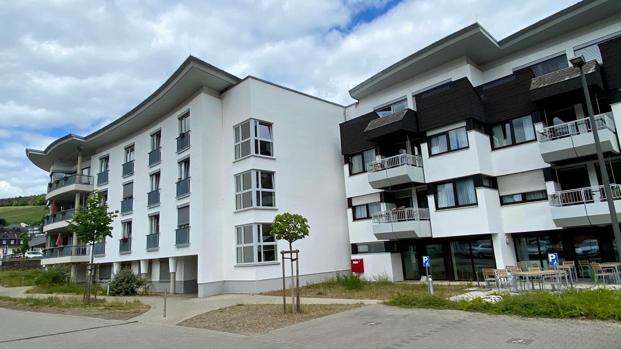 Kues Herbstresidenz 2 - links der 2019 bis 2021 erstellte Neubau